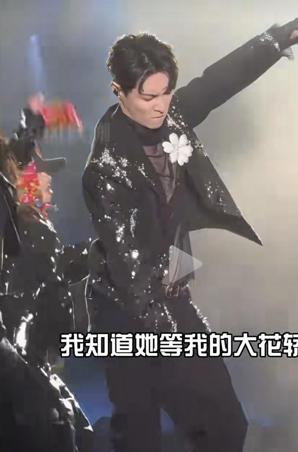 导演耳麦里的声音突然响起：“艺人这套动作，第三遍必须删掉。
”
他删掉的不是尺度