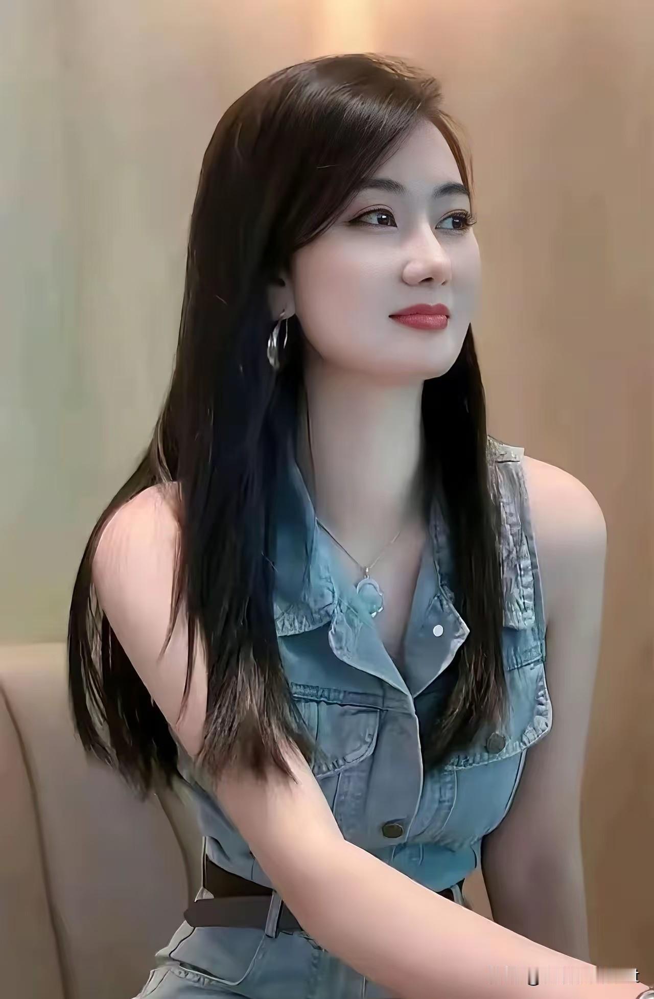 如梦令·凝眸
 
柔发轻垂肩畔，翠佩莹光温婉。
抬眼眺闲云，眉目悠然清澹。
闲盼