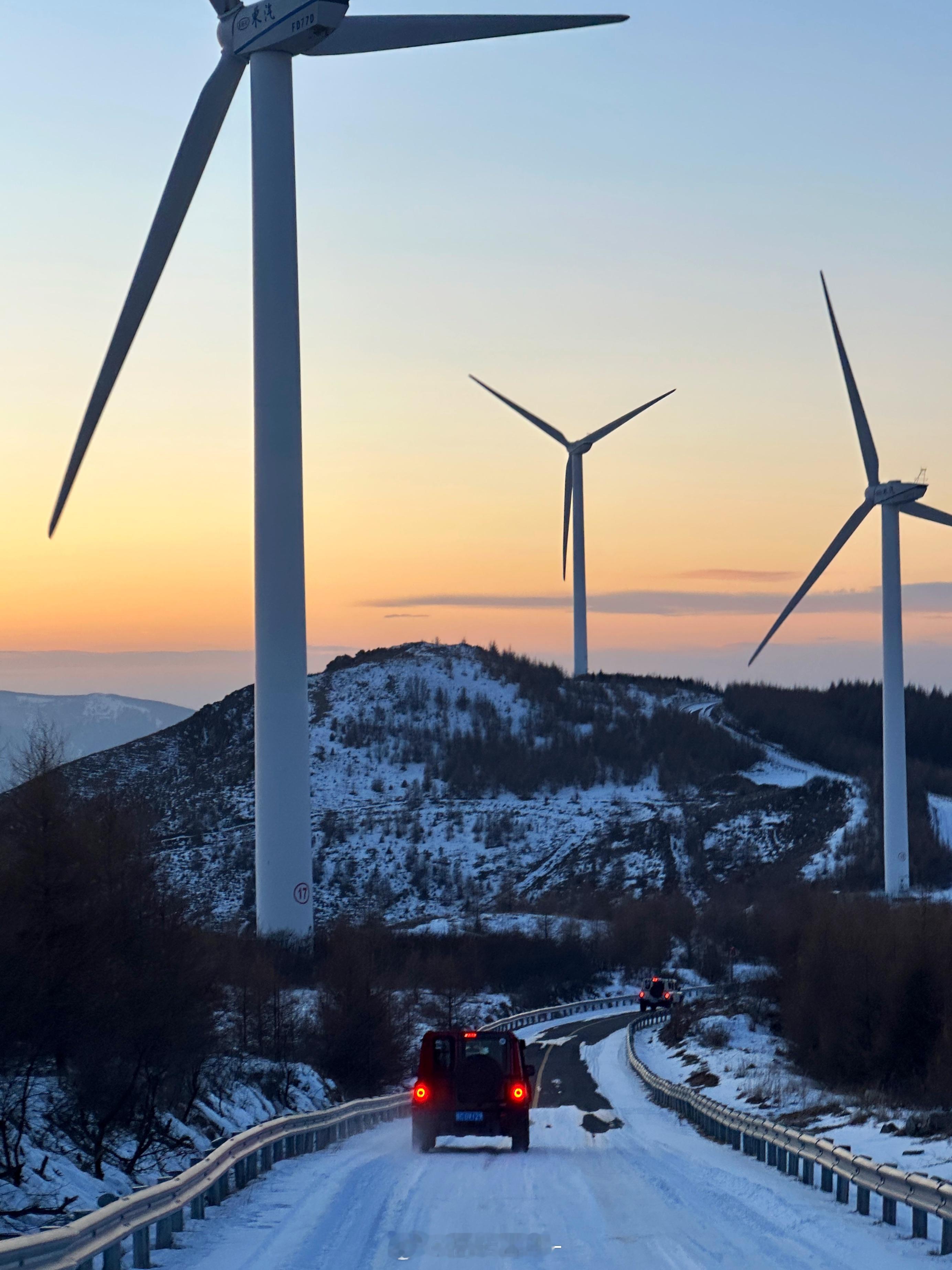 夜晚崇礼电力天路小穿越，喜欢吗～没有个三五成群，可轻易别尝试呀英力士掷弹兵