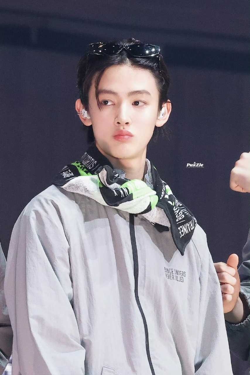 严成玹今晚D.U.N.K Showcase结束巡场，自己摘掉帽子、换下外套，原生