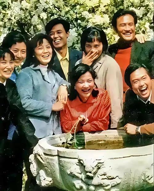 这上面的明星，每一个人都开怀地大笑着。
这是七十年代末电影明星的一张合影。看得出