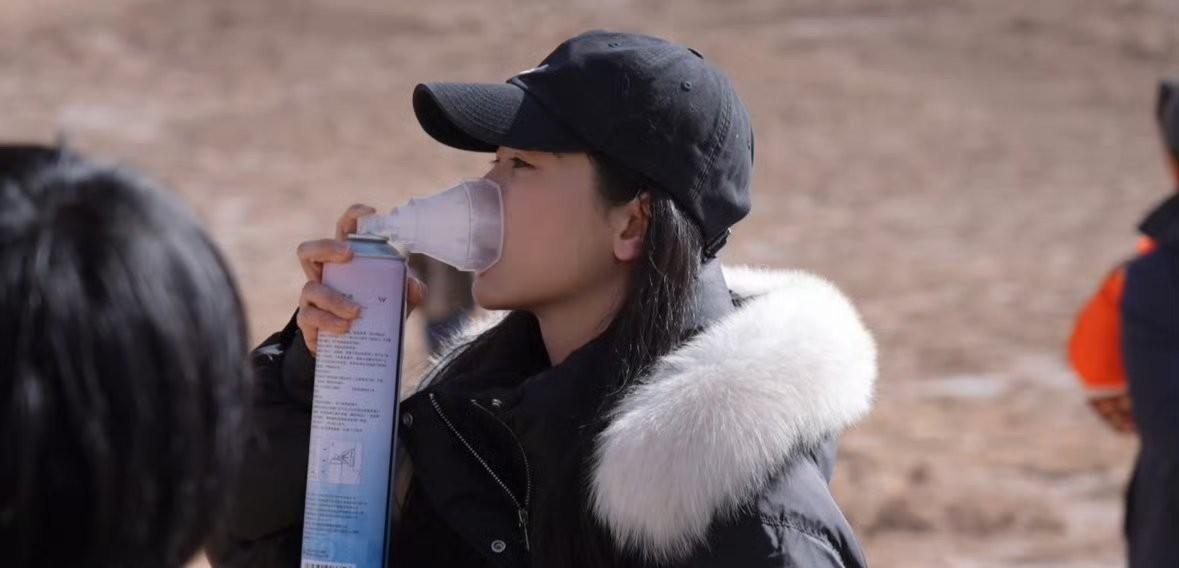 昨晚与朋友聚餐，压低声音提起了杨紫，他说，‘她真是太拼了，拍戏时血氧都掉到70%