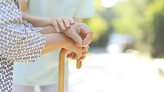 长护险作为应对老龄化的“第六险”，其核心逻辑是“保重度、全覆盖、免起付”。

凡