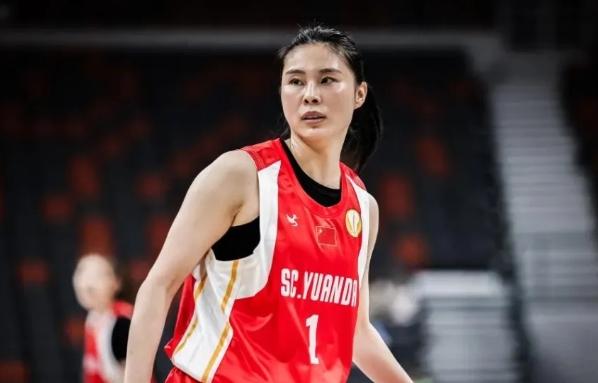 王思雨归队！中国女篮后卫线迎来“定海神针”

    30岁的王思雨重返国家队，