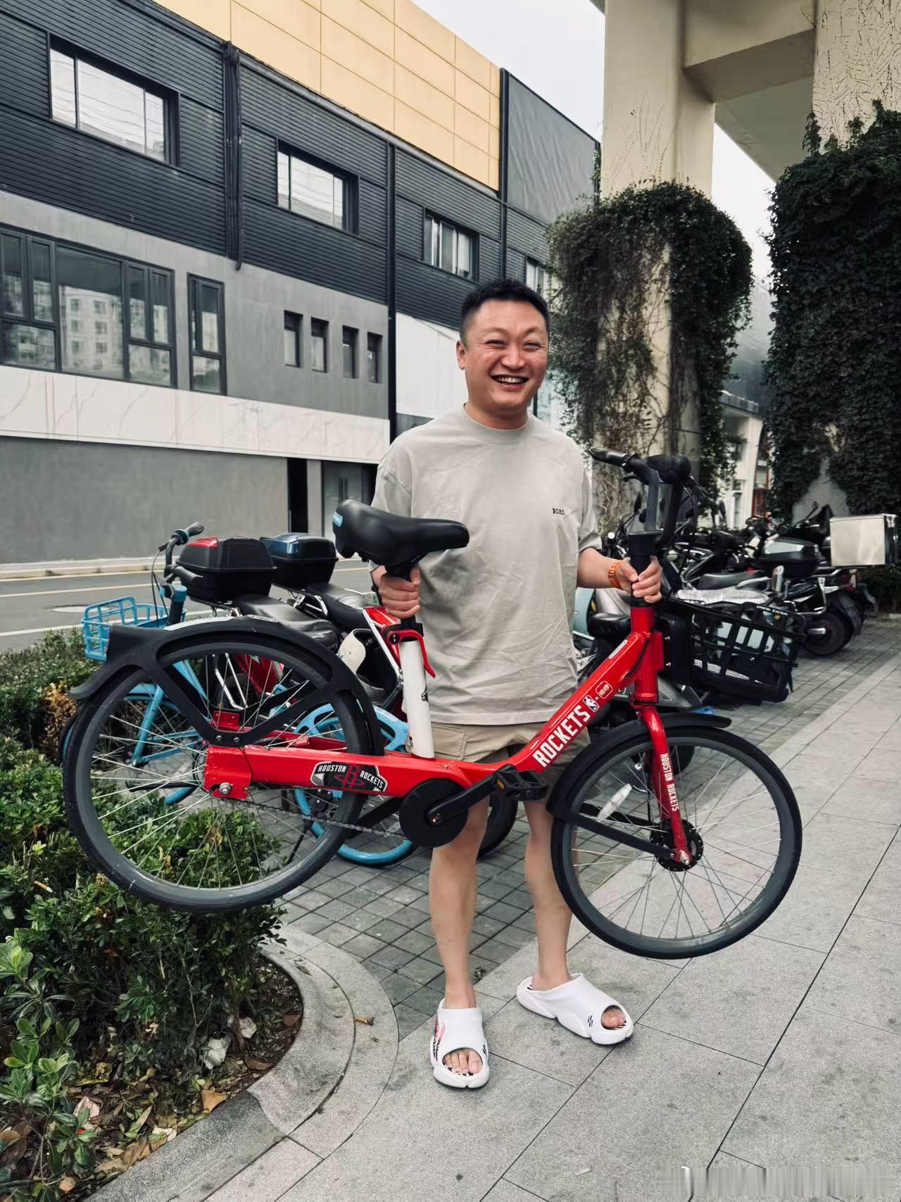 刚还心说这两天没见到呢，这出了饭店门就骑上火箭版单车了休斯顿火箭