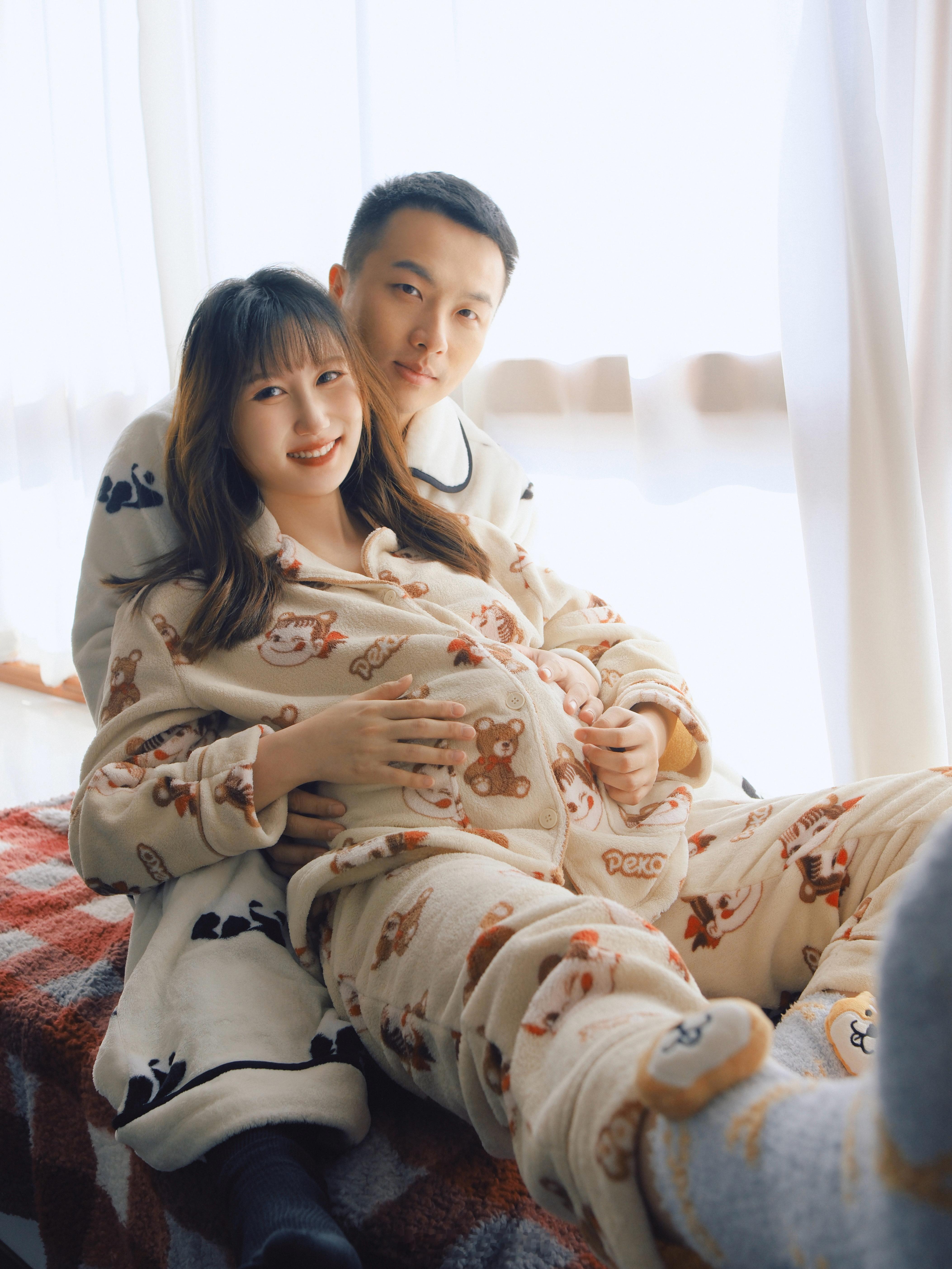 一路打怪升级终于熬到足月不敢想象我们的女儿会有多可爱圆圆的脸蛋 一定和我一样爱笑