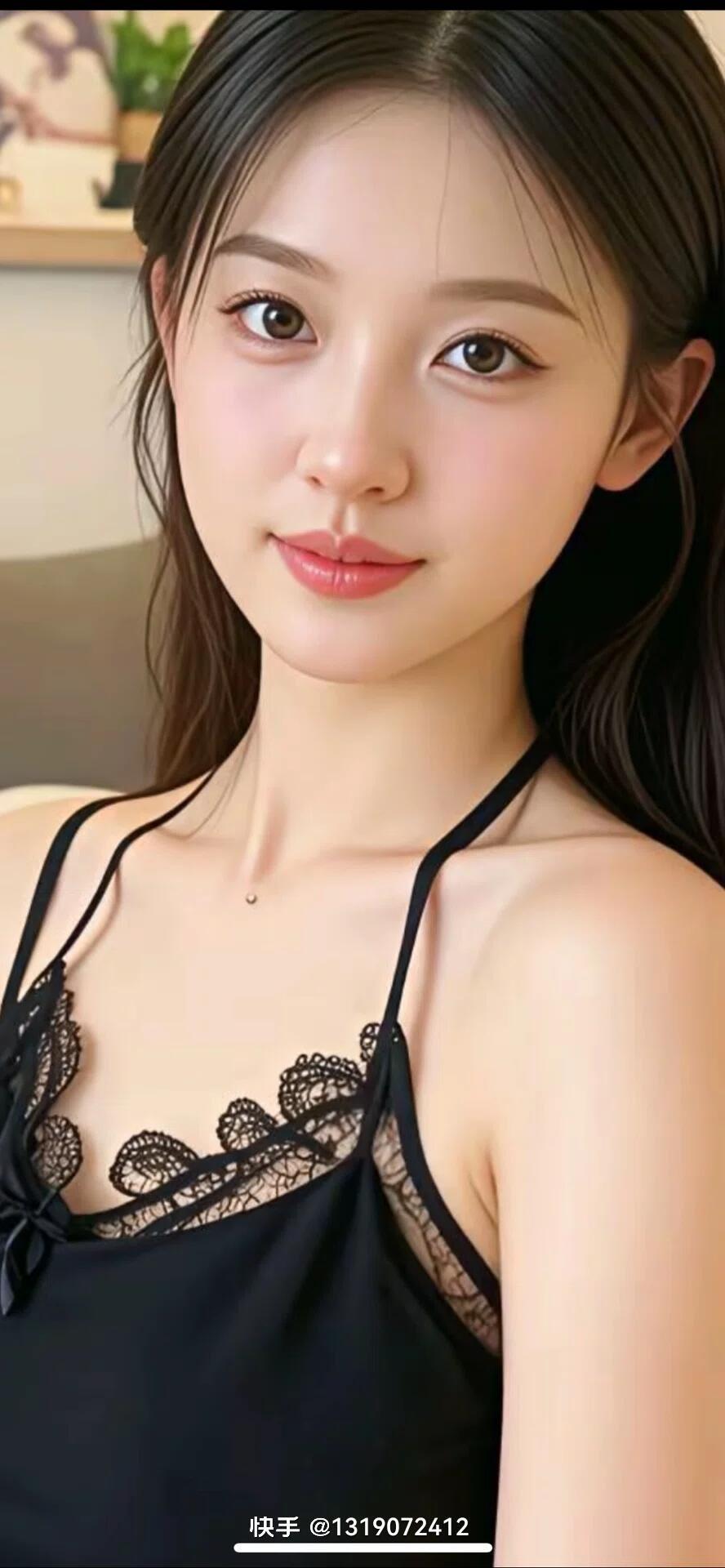 甜美可人的少女，黑纱蕾丝吊带，温柔微笑，清新自然。