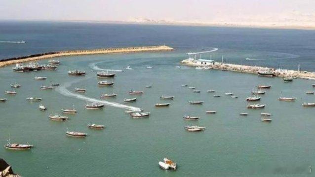 凤凰新闻【霍尔木兹海峡目前仍被封锁，数百艘船只试图逃离】尽管美伊双方隔夜宣布停火