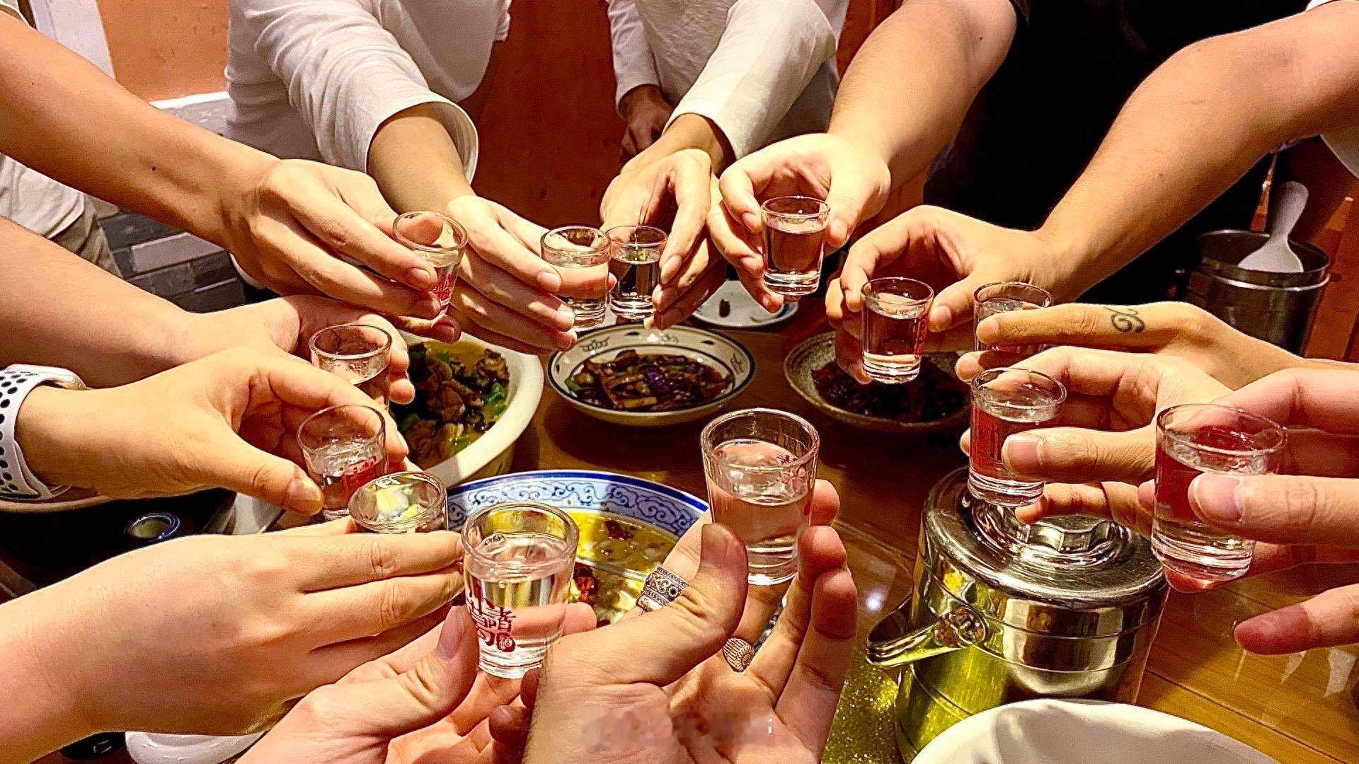 韩国人被中国白酒整微醺了 谁懂啊！韩国朋友喝中国白酒，从从容品酒到微醺脸红，全程