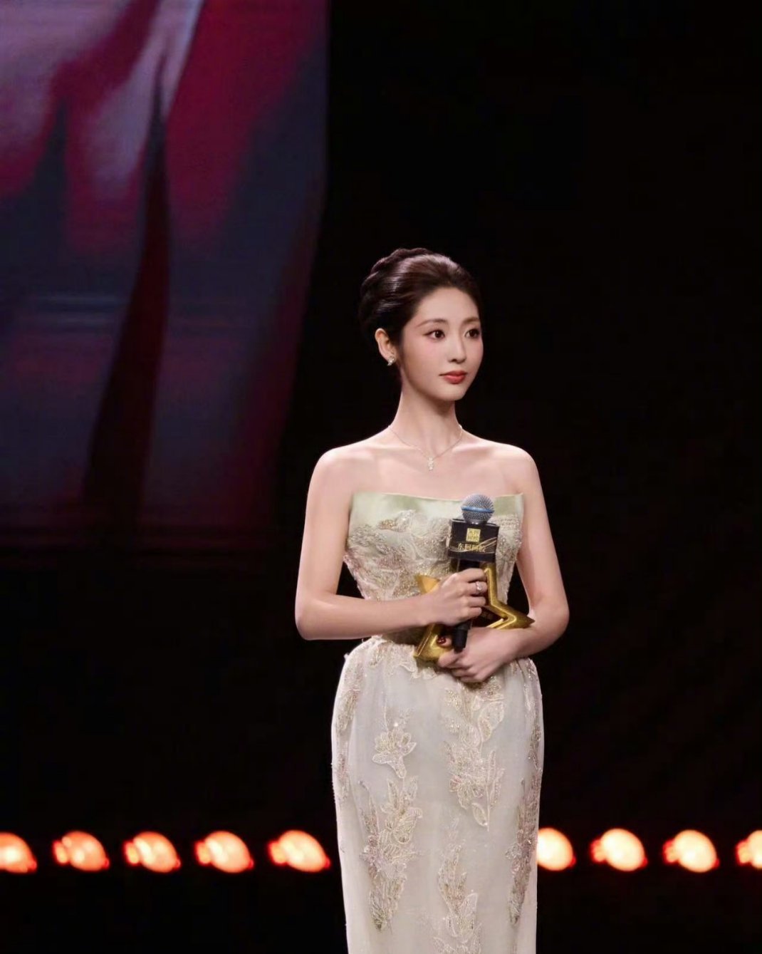 邢菲好美!期待演员邢菲以后带给我们更多作品！我们以后一起走花路 