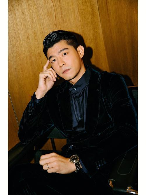 王柏杰就违反交规道歉 此前，酒驾被吊销驾照的台湾省男艺人王柏杰再被拍到违反交通法