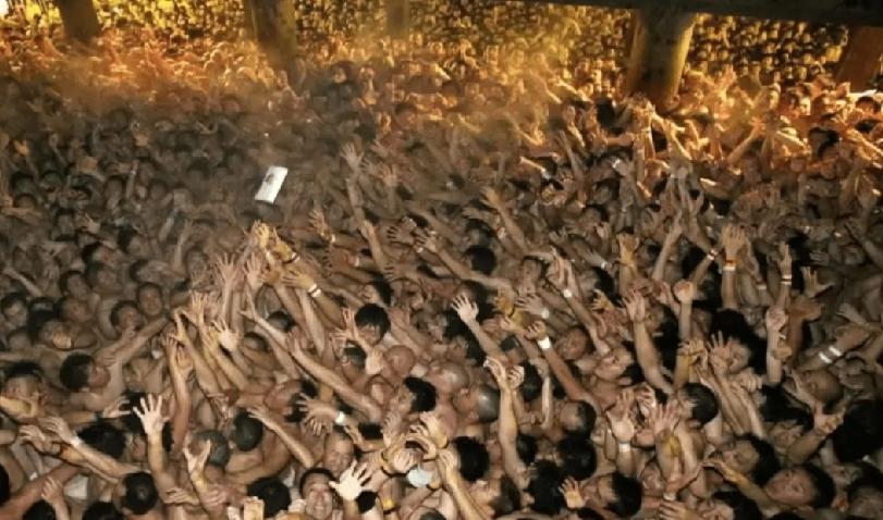 日本冈山市东区的西大寺观音院上月举办一年一度的知名“裸祭”，吸引逾万名仅穿兜裆布