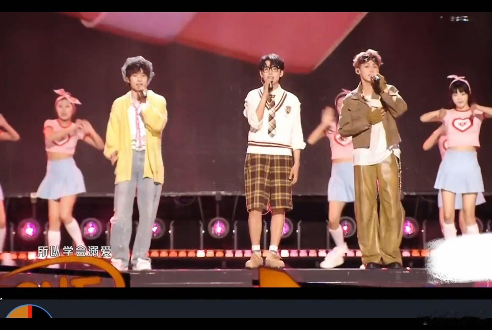 #你们院人是懂饭撒的# 院人的爱，如春风拂面。演唱会上，他们用互动传递温暖。齐思