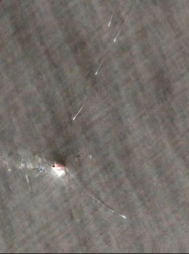5月29日的卫星图像显示，在霍尔木兹海峡入口处，一艘长约252米的船只正在起火燃