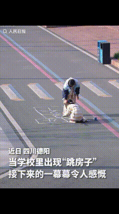 谁懂啊！80后的我看着看着就哭了！两位女生在上体育课时，不想和其他同学一起玩，就