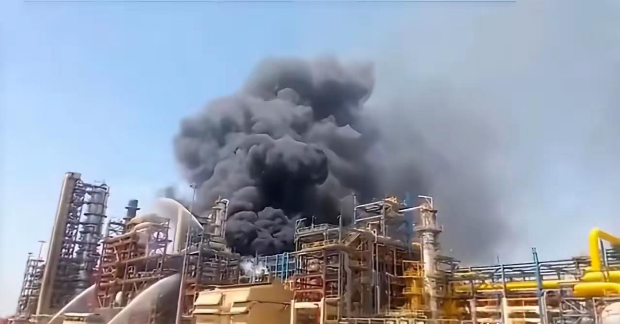 大家看看，这真是屋漏偏逢连夜雨啊，全球石油危机的背景下，印度已经搞不到更多的能源