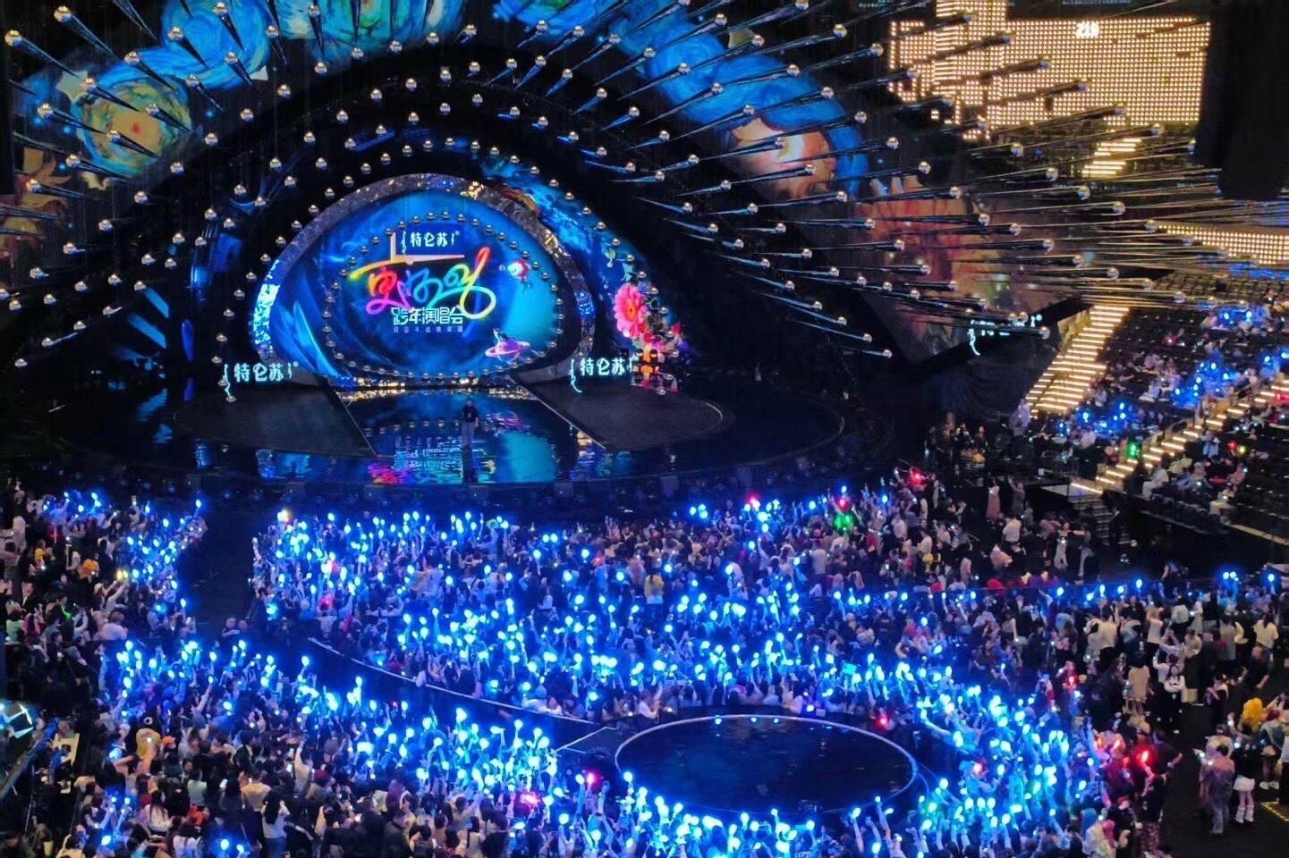 王俊凯把跨年晚会开成了演唱会，这一片蓝海，好燃好壮观！江苏卫视跨年 王俊凯湿身