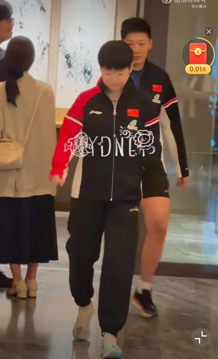大姐姐孙颖莎带着小队友去吃早饭啦[赞][大笑]。
背影都那么可爱的莎莎，小队友太