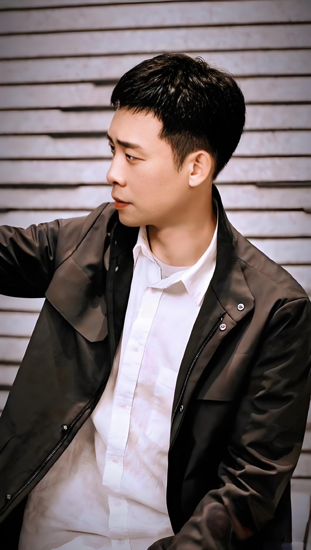 惊讶！
张译和程青松也有交往，以至于好多人发出了“我还以为张译是个正派人呢”的感