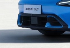 新款su7前唇这里增加了一个小方块，应该是4d毫米波雷达，4d毫米波雷达相比普通