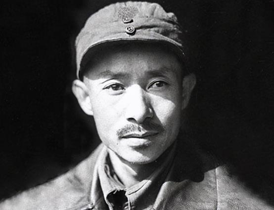 毛主席去医院看望病人，没想到年轻的护士不认识他，竟然把他赶走了。

谁能想到，一