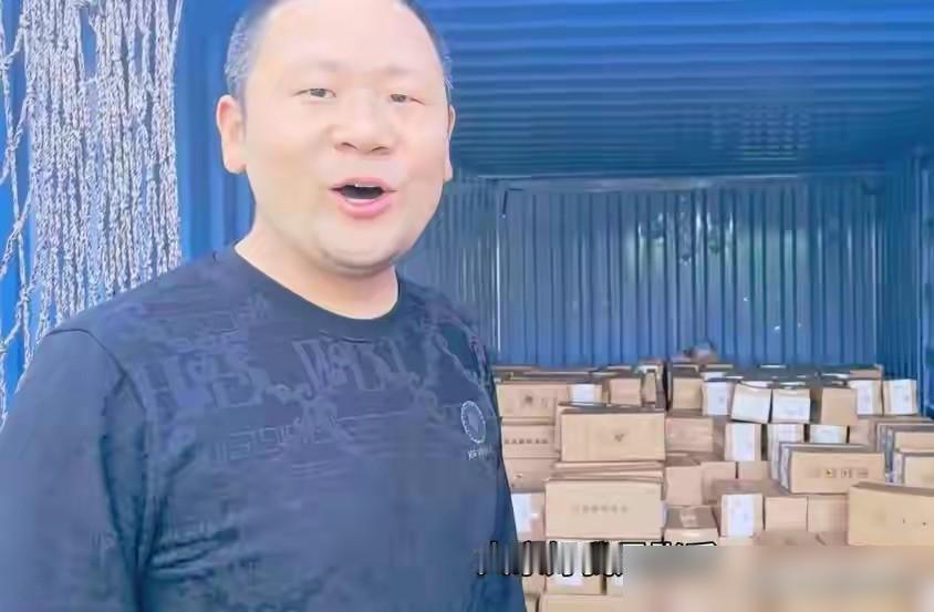 今早跟我爹扛着水管去稻田灌水，刚扒开田埂边新挖的引水沟，瞬间看愣了——沟底密密麻