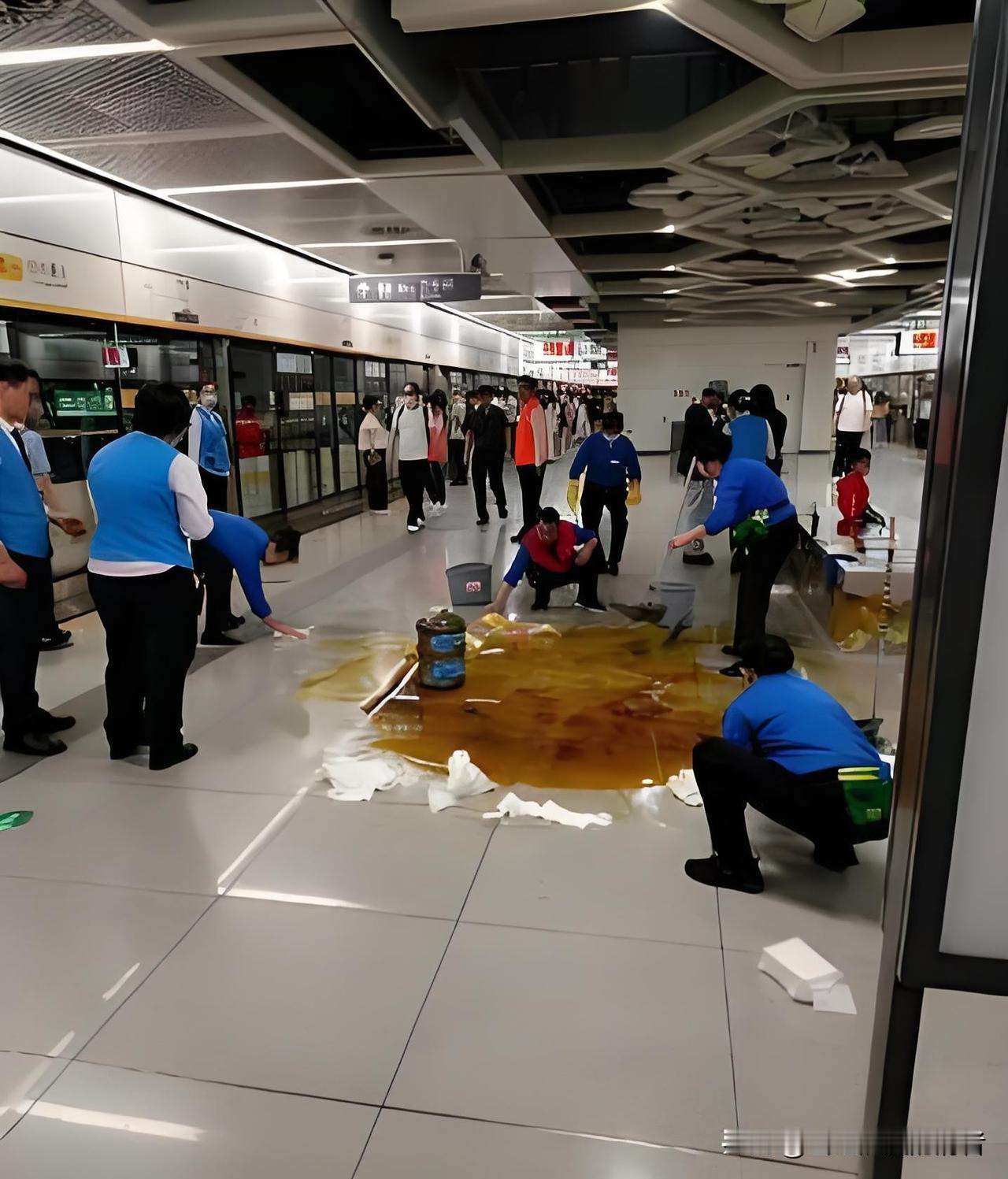 地铁站🚇的保洁天都要塌了？