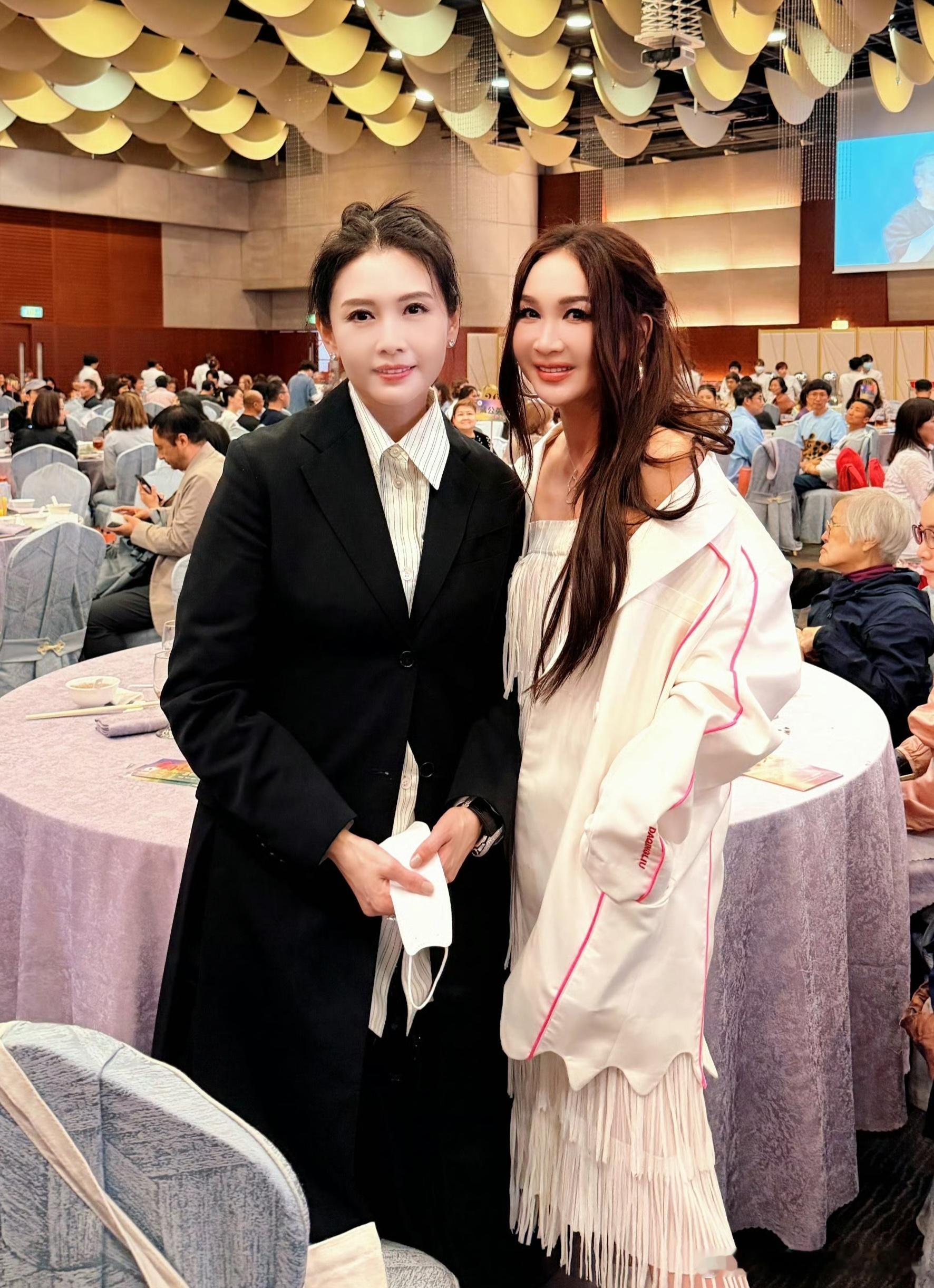 57岁邱淑贞与59岁温碧霞同框邱淑贞温碧霞同框 57岁邱淑贞与59岁温碧霞同框，