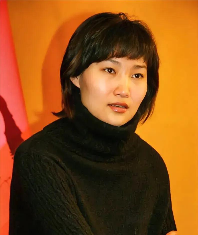 看李梓萌主持《新闻联播》17年，才发现她越看越不漂亮。没有贬低她颜值的意思，而是