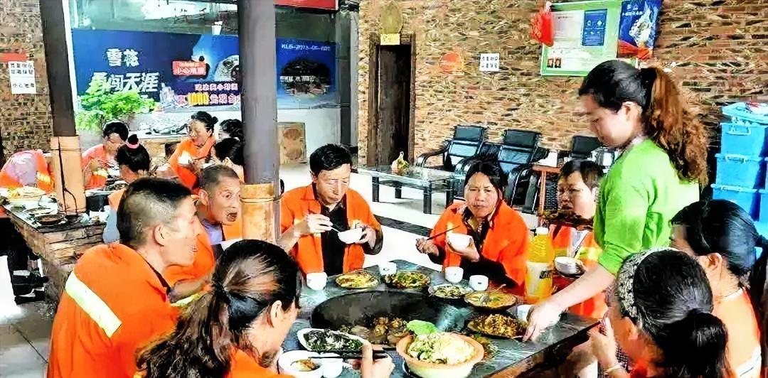 暴雨天八位清洁工进店避雨只花50元点餐，老板一个举动温暖整条街
 
万万没想到！