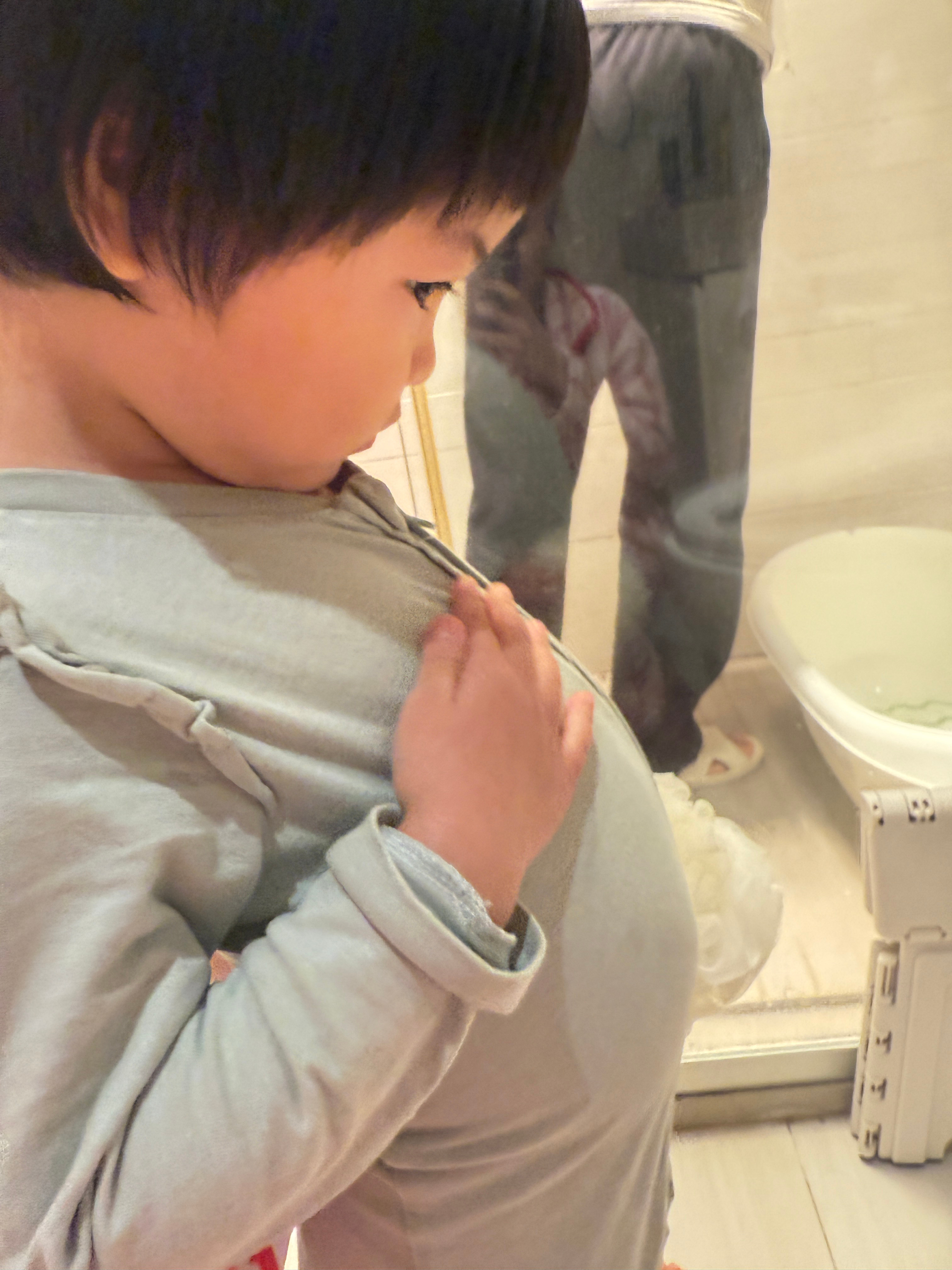 准备给球宝洗澡，我惊叹你的肚子怎么那么大！球宝：我在怀孕我在怀孕！里面有小宝宝！