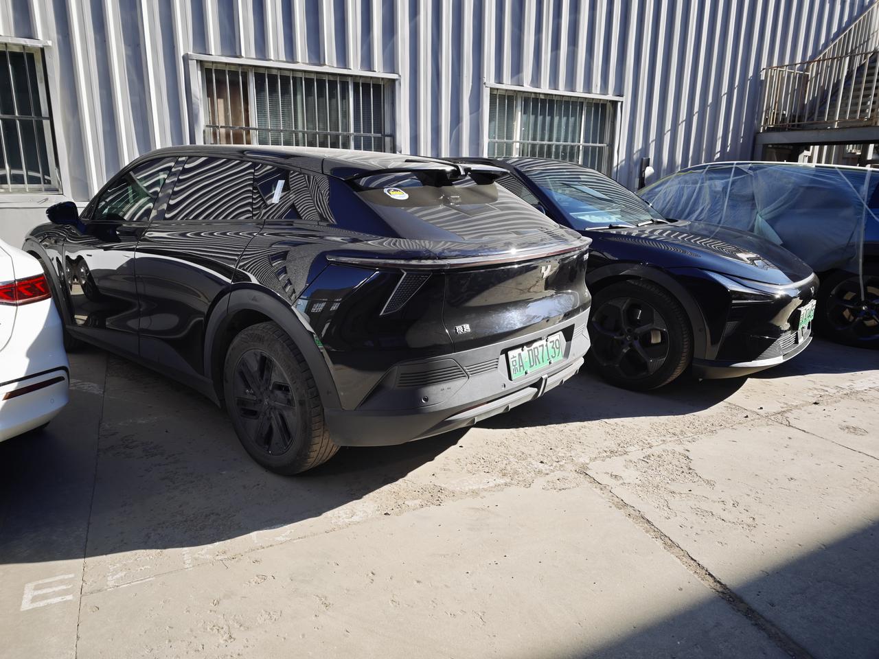 去五方桥的庞大汽车园拍摄，路过领克门店的维修车间，看到很多极越车辆停在这里，等待