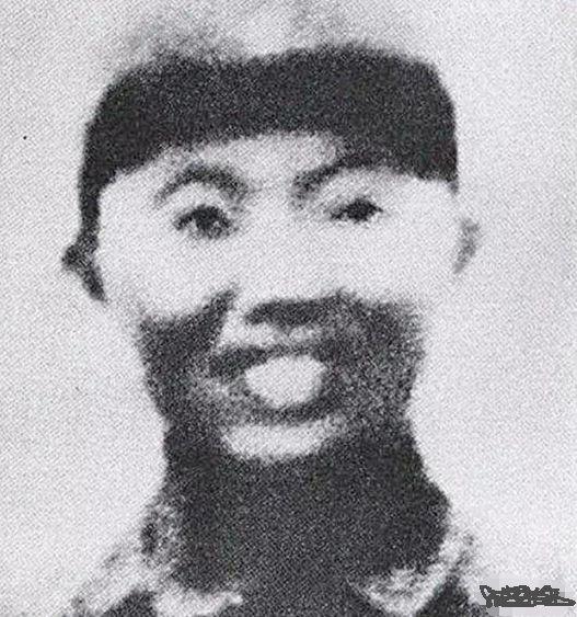 抗战期间，神枪手王凤麟因叛徒出卖被日军团团包围，他左右手各拿着一支枪，杀死日军一