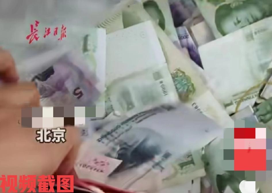 北京有女子买菜回家有新发现。

原来女子在菜场买菜的过程里，不知为何摊主还是忙碌