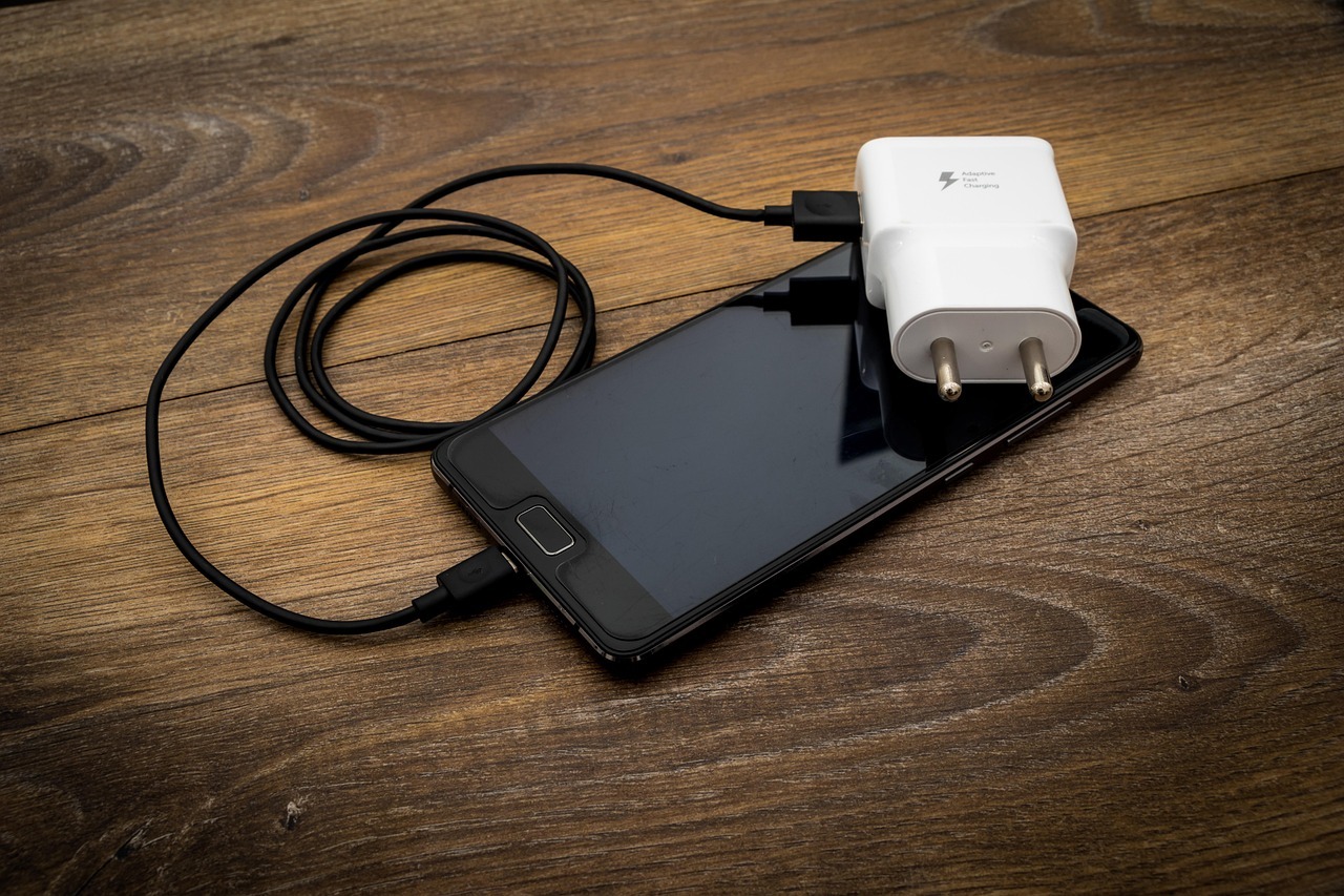 绿联65W旅行转换充电器预售开启，定价169元，将于9月29日上市。这款产品采用