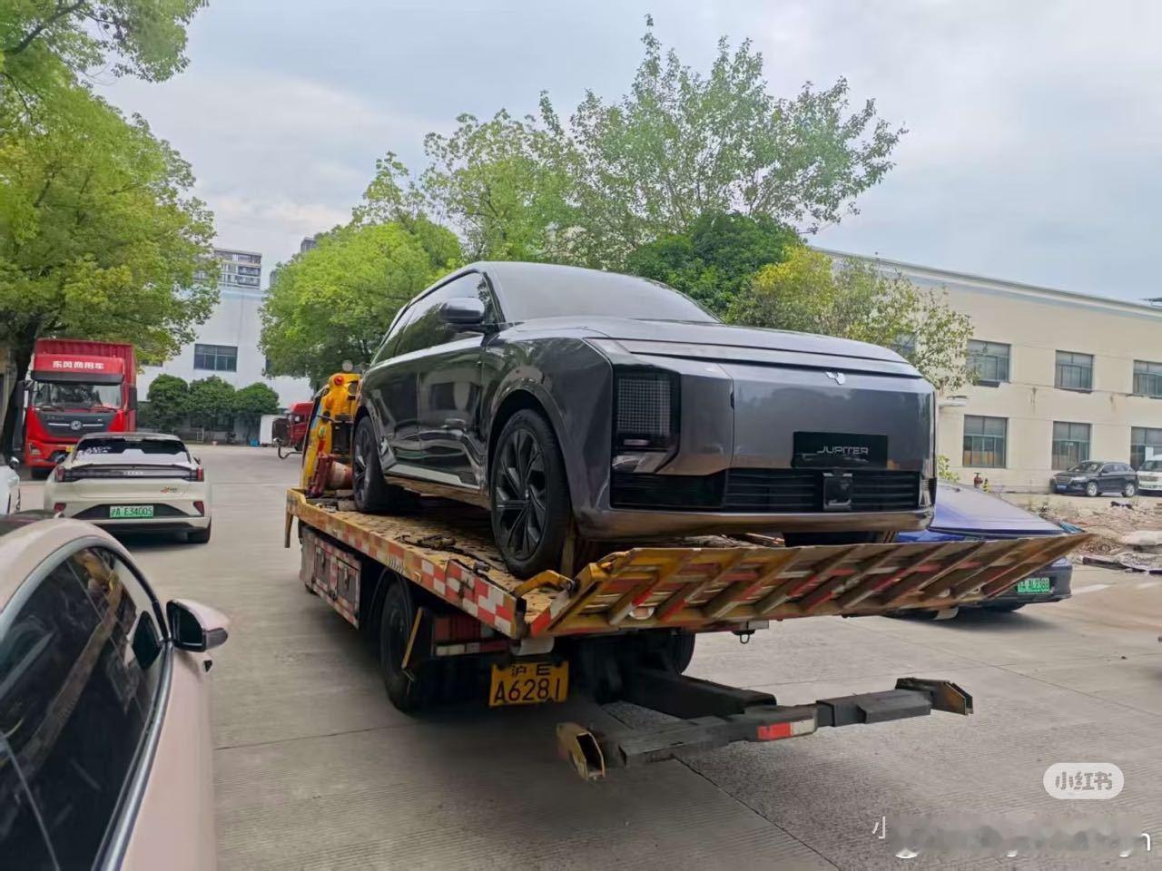 网友来稿！极越中大型SUV项目模型。随着极越的倒闭而胎死腹中。这个造型没有01和