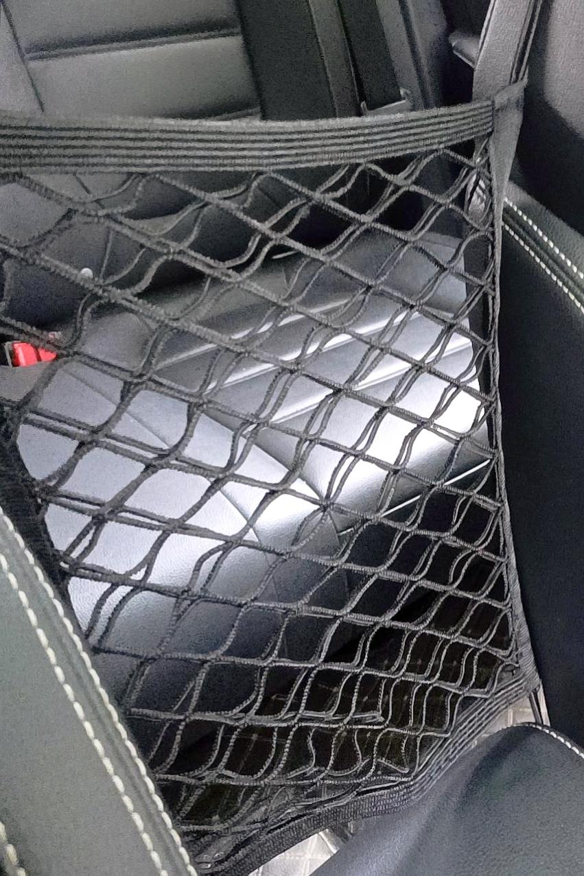 如果有娃的车主可能需要这个东西，就是前排座椅中间的隔离网。这个东西也非常好装，一