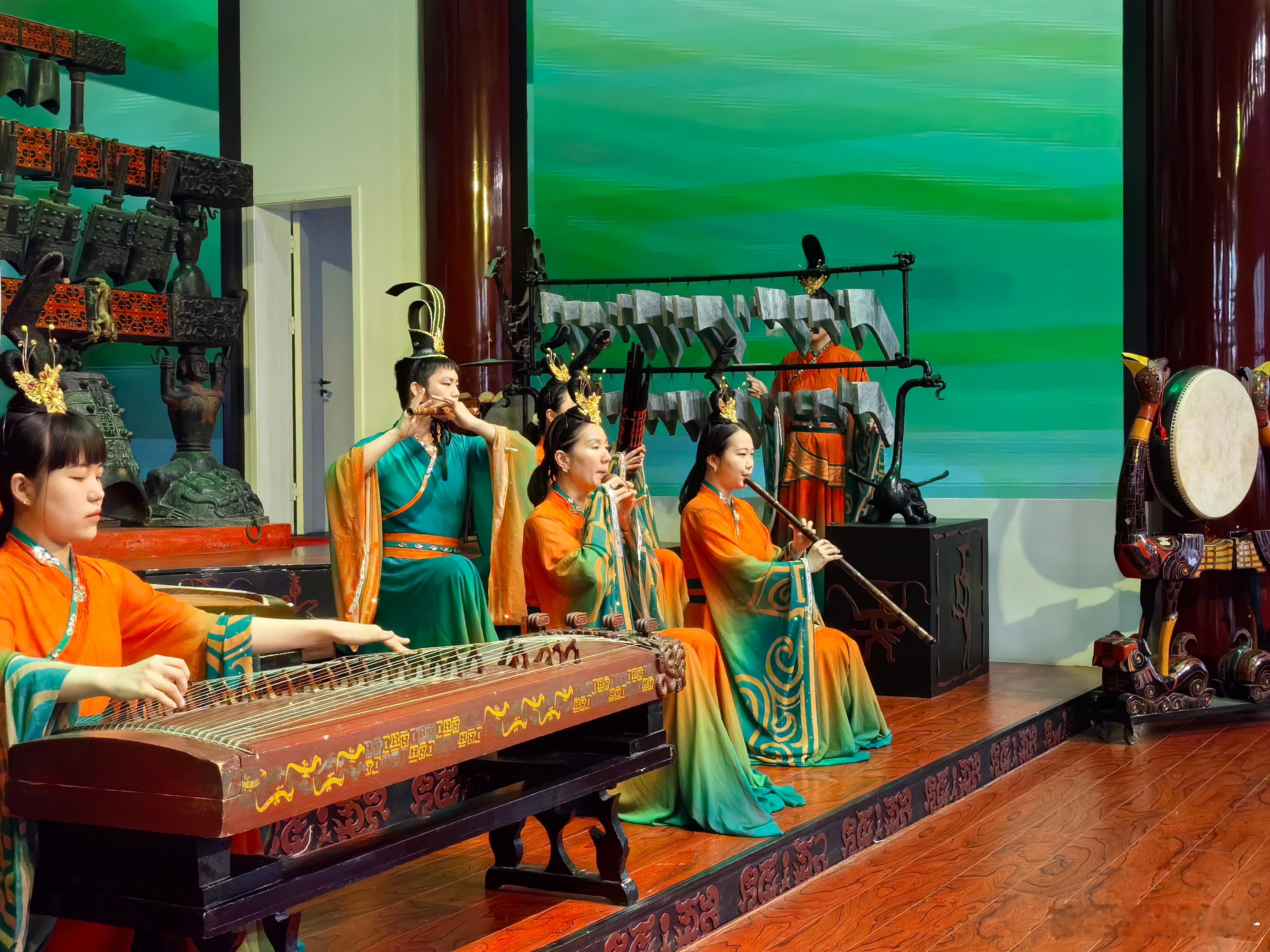 #武汉# 朱碑亭耸翠于磨山西一峰，是一座二层亭廊式建筑，朱柱碧瓦，光耀日月，是为