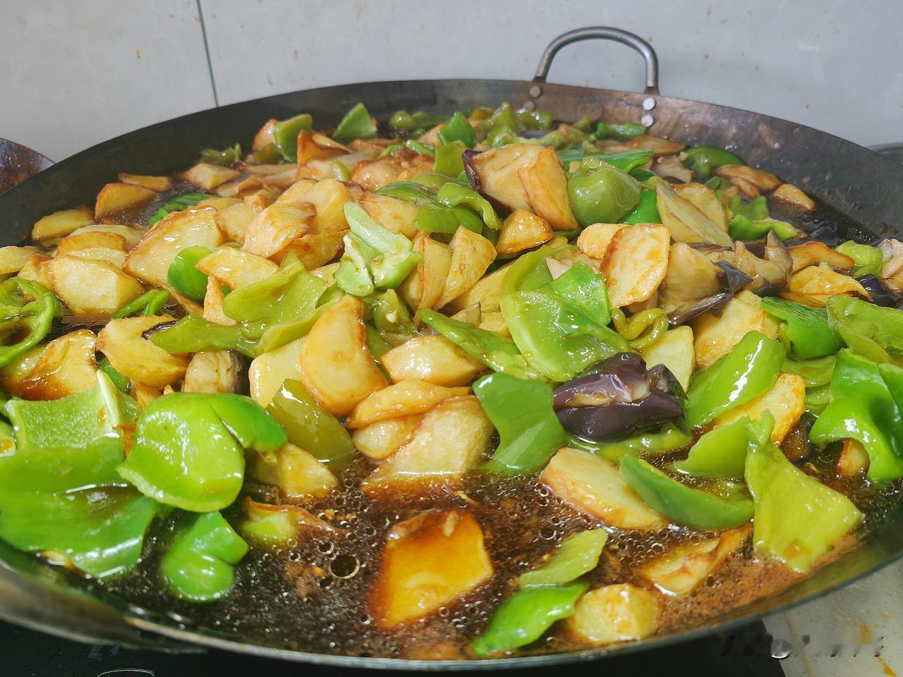 你喜欢东北盒饭里的哪些常见菜喜欢东北盒饭的熘肉段，咸鲜可口。地三鲜，下饭神器。尖