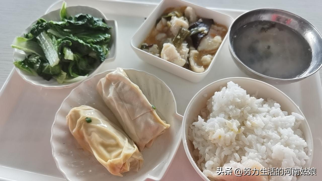 这是我在地铁食堂的午饭，一份杭白菜，一份酸鱼片，一份百叶卷肉，一碗米饭，一碗紫菜