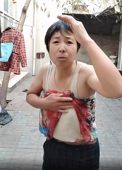 现在直播都这样畸形发展了，一个年近60的大妈，穿着吊带，裹着床单，在自家院子的柿