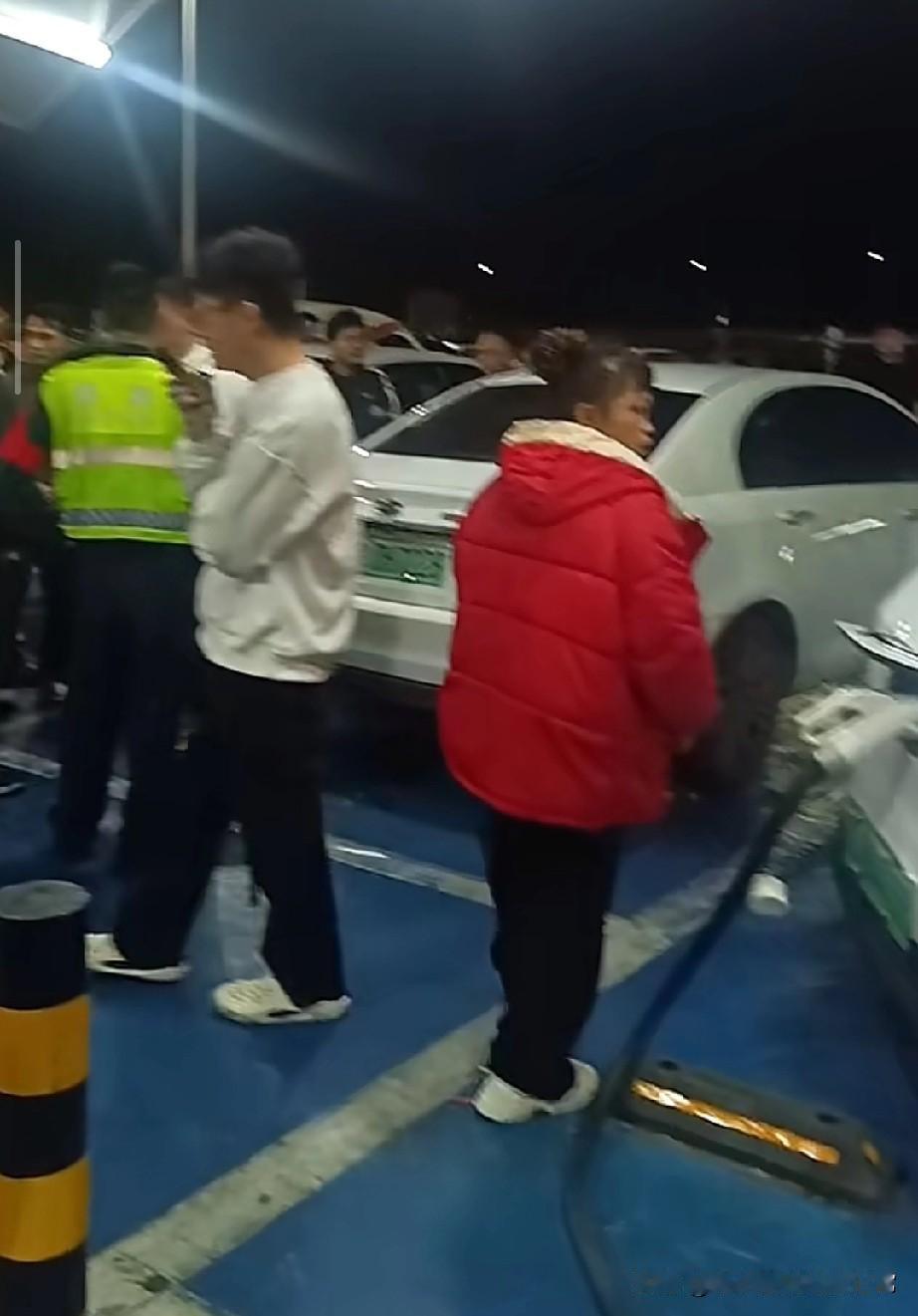 高速服务区抢充电枪，
这年我开电车回不去了！
 
昨晚在服务区亲眼见证了一场“抢