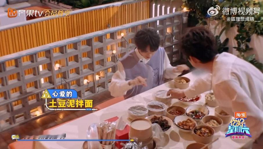 丁程鑫对面唱爱要怎么说出口你好星期六 丁程鑫这画面简直绝了！一边吃面一边对着面唱