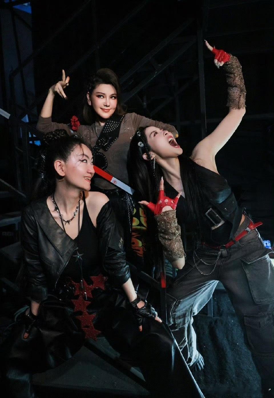 者来女二公错过乌兰图雅团姐姐们太有意思了，者来女二公不小心错过涂鸦姐姐团，小涂鸦