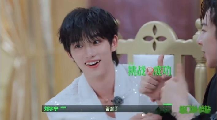 刘宇宁摸丁程鑫脸丁程鑫拿着刘宇宁手摸自己脸开始推理吧 你们觉得这种循序渐进排除答