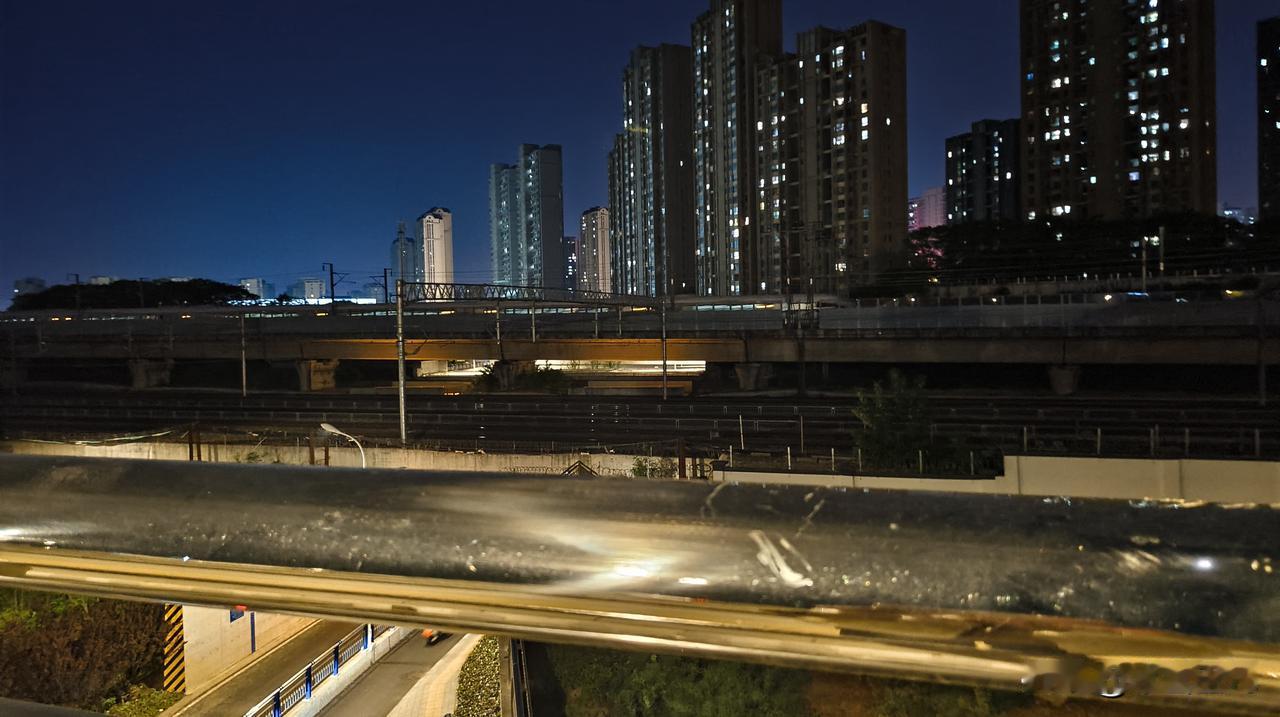 合肥庐阳区橡树湾北，你给说这里是富人区吧，它没有名人住在这里，还到处有菜地。你说