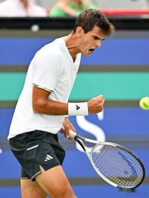 ATP蒙特利尔大师赛1/4决赛，霍达尔7-6(5)/6-3击败18号种子菲斯，首