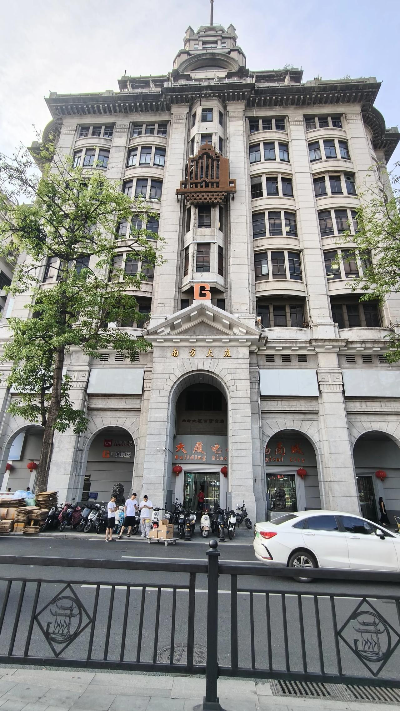 分享一张你拍的建筑这栋巳有100多年历史的建筑，曾经是中国第一高楼，70年代又被