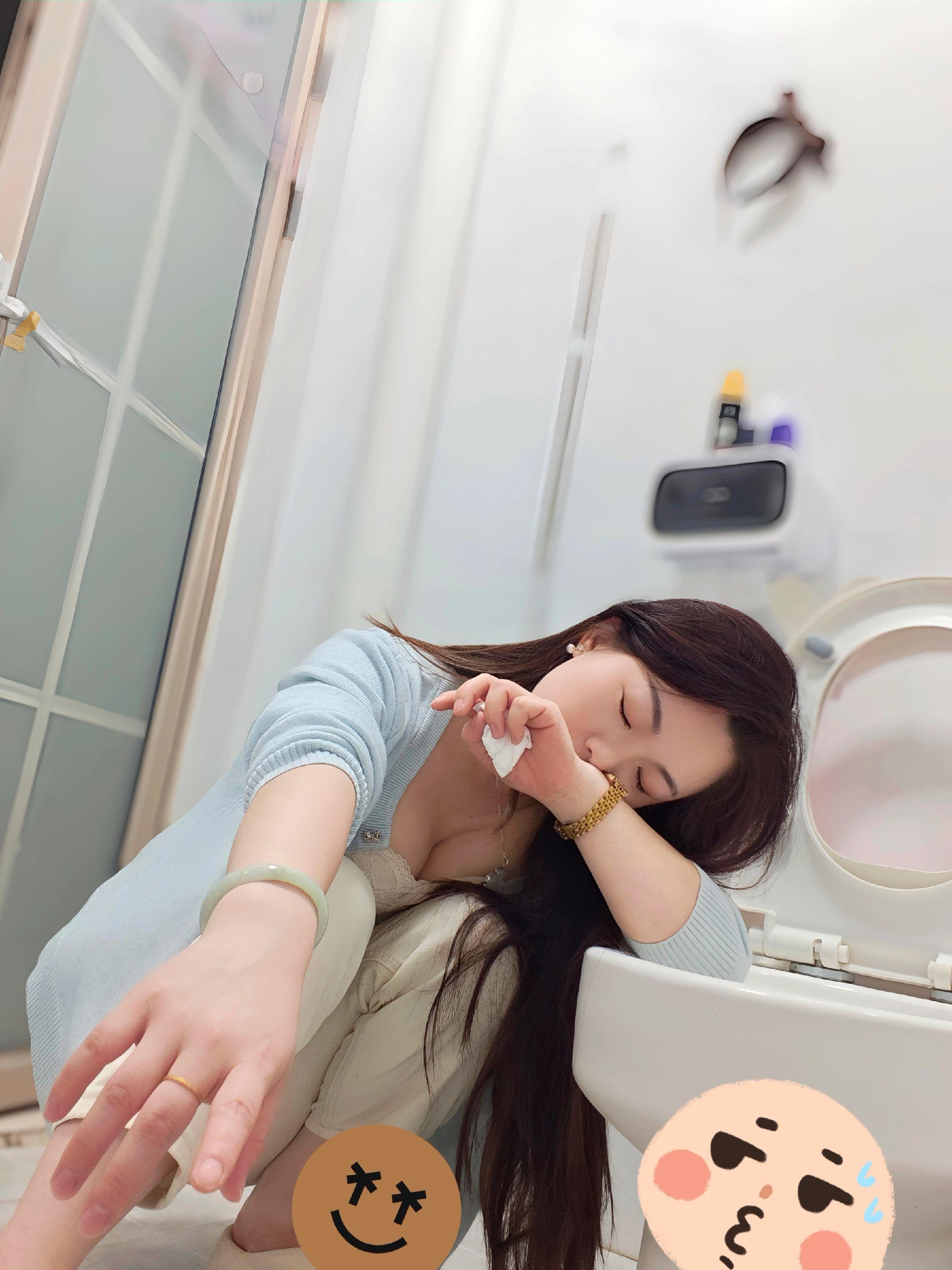 喝到微醺的时候，人都会变的感性，会哭，会想说好多话，在酒里，在夜里，在...