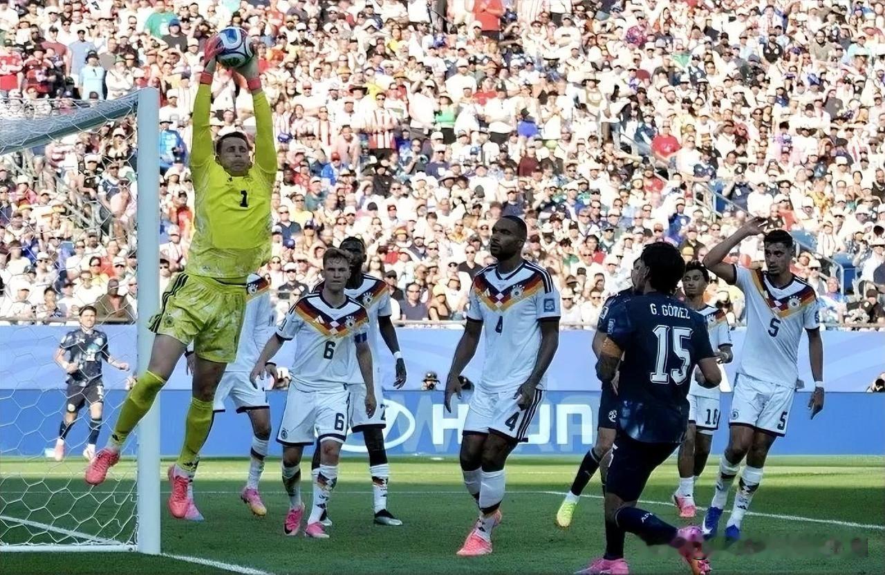 这一夜疯了。
德国爆冷淘汰，连续三届世界杯（2018、2022、2026）止步3